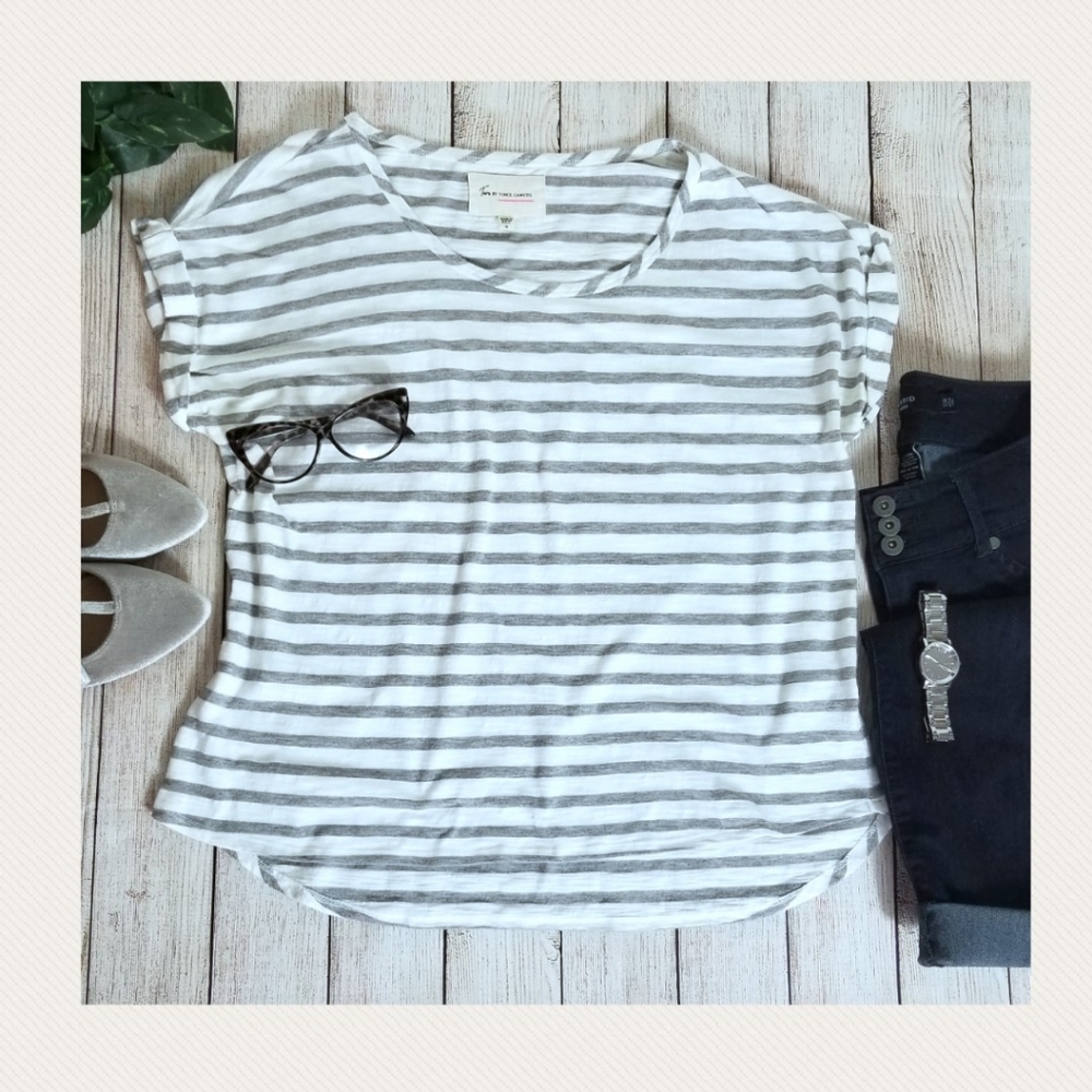 Sz M Two by Vince Camuto Rolled Sleeve Top